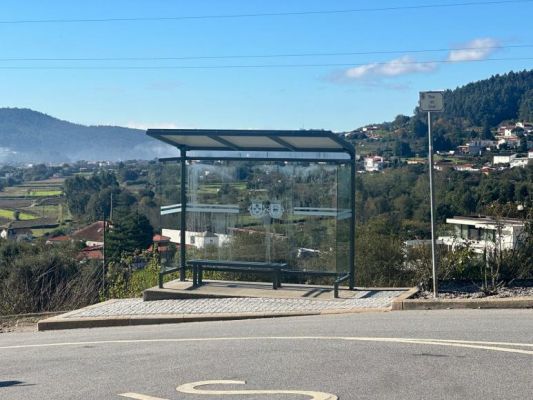 Concluída a obra de reconstrução da paragem de autocarros na Rua da Cruz